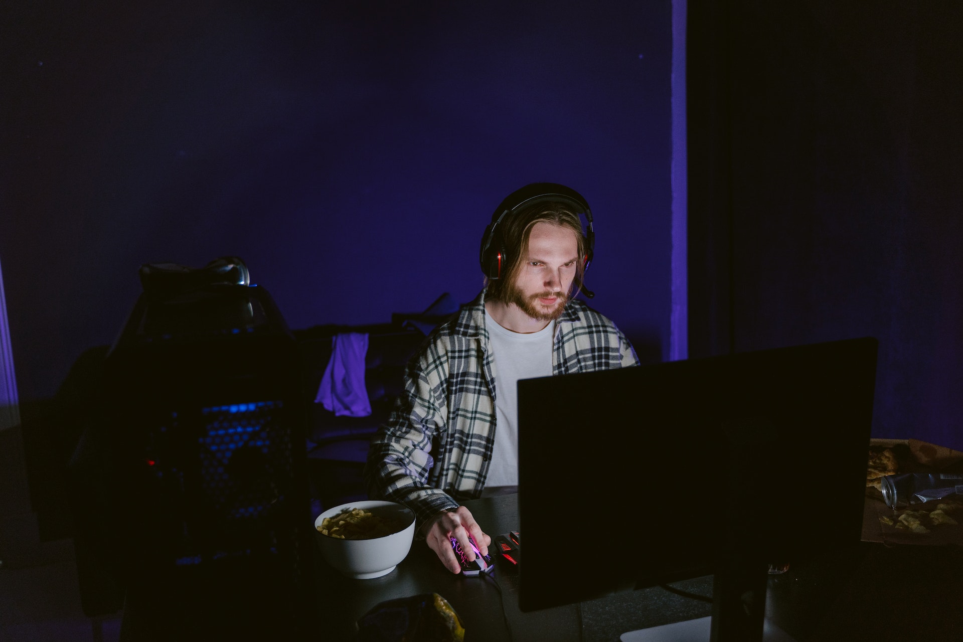 Featured image for How To Protect Your Eyes As A Gamer